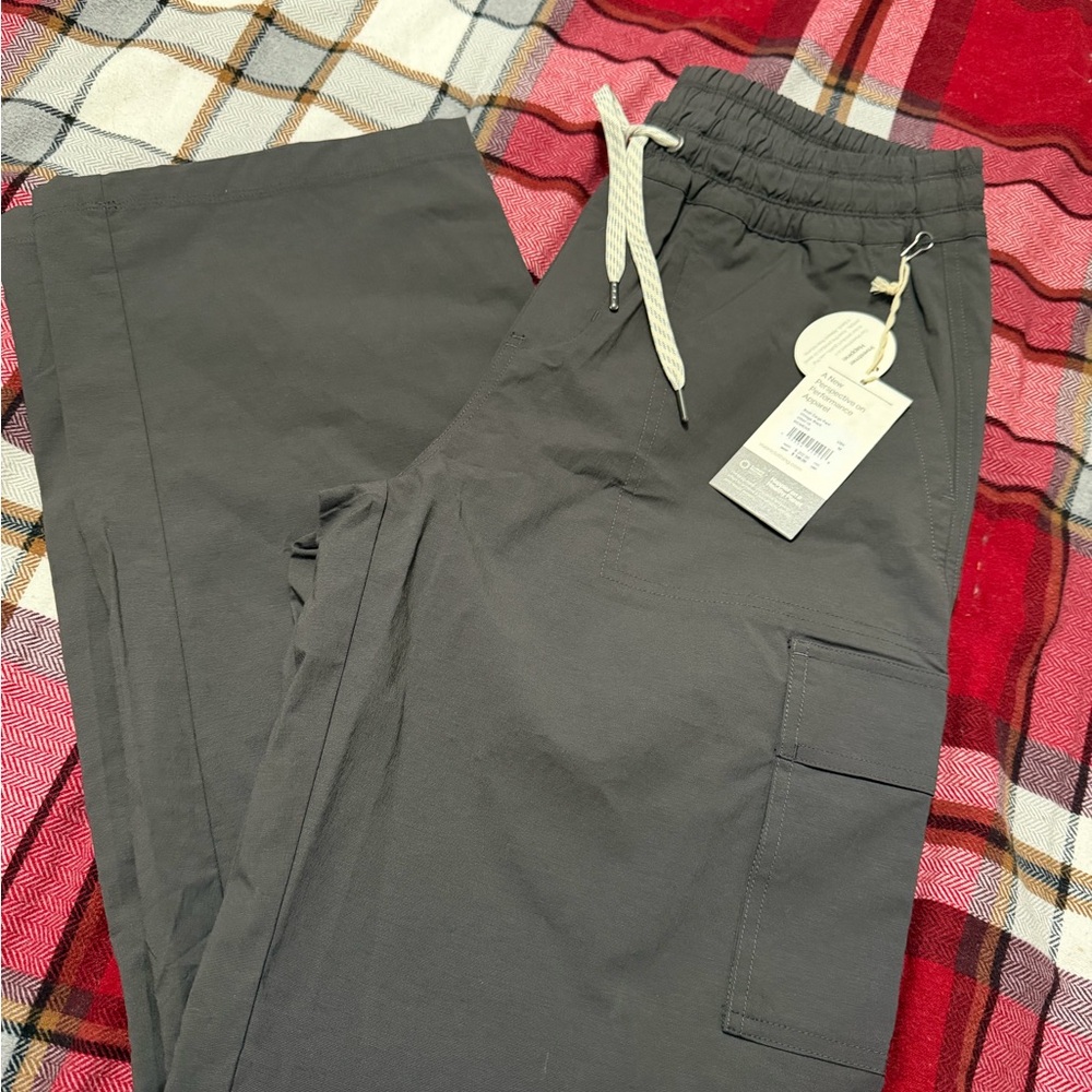 Vuori women’s Charcoal Cargo Pants